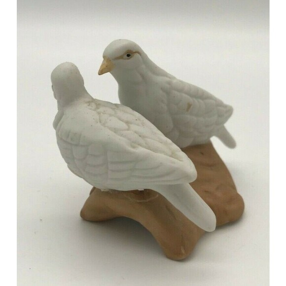 Vintage Capodimonte 2 White Doves on branch - Small Bisque Bird Figurine - Italy - Picture 5 of 7